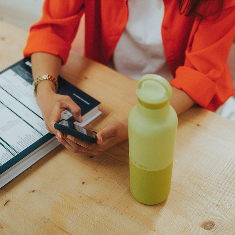 daily-on-the-go-set-h7 20oz_rise_classic_insulated_bottle_acacia_worker_phone_square.jpg